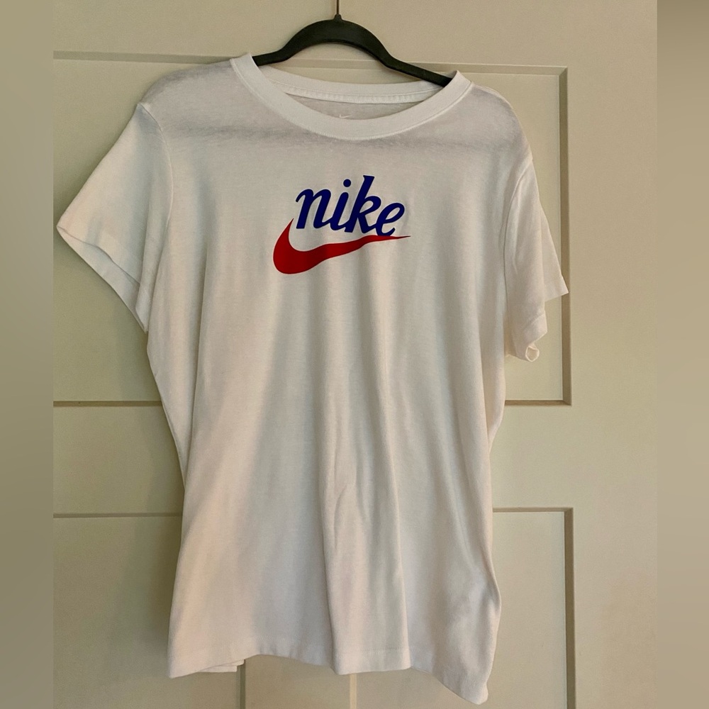 Women’s NIKE t-shirt